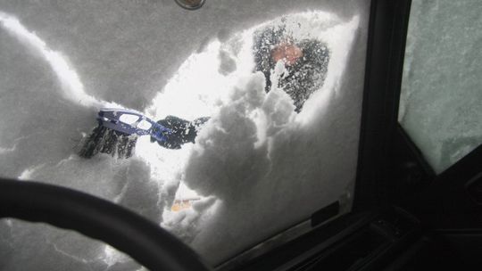 Nie odśnieżaj auta z włączonym silnikiem. Możesz dostać mandat