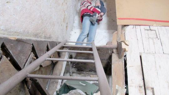 Nie płaciła. Za karę właściciel budynku porąbał jej schody