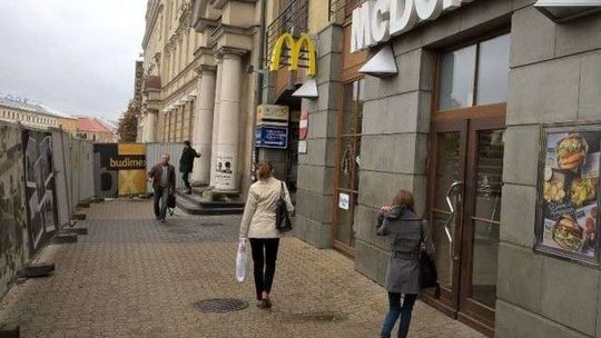Nie przesunie się na razie płot wokół pl. Litewskiego