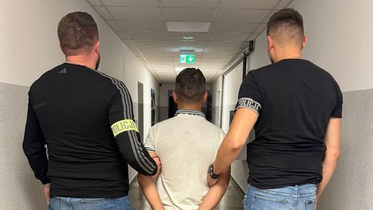 Nie spodobał mu się wieczór kawalerski. Groził siekierą, podpalił stół i ukradł telefony 