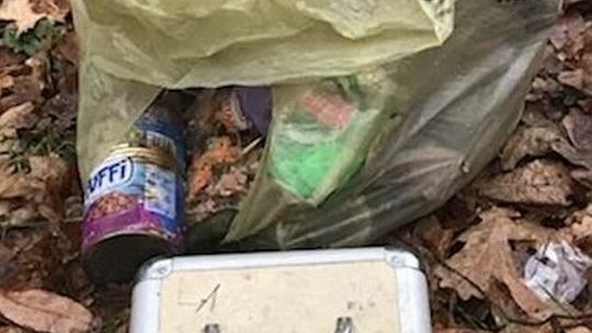 Nie sprawdził co wyrzuca do śmieci i to go zgubiło