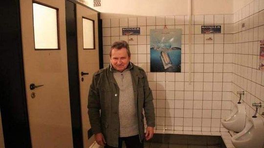 Nie straci mieszkania. Miasto dało etat w szalecie