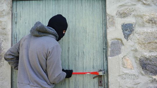 Nie trzymaj pieniędzy w cukiernicy. Policja radzi, jak zabezpieczyć dom na święta