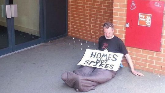 Nie tylko kolce na bezdomnych. Krytyka designu w Brain Damage Gallery