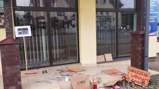 Nie tylko kościoły. Ktoś wymalował biura polityków PiS w Białej Podlaskiej