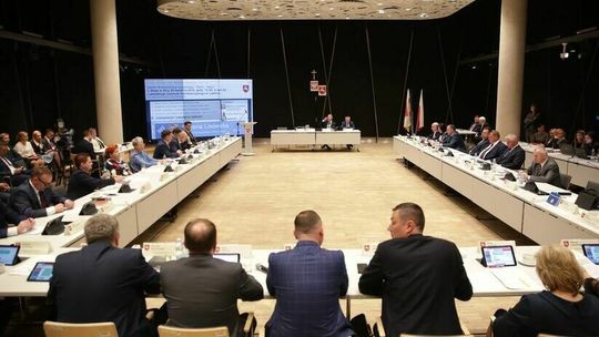 Nie tylko marszałek zarobi więcej. Podwyżki też dla wicemarszałków i członków zarządu województwa
