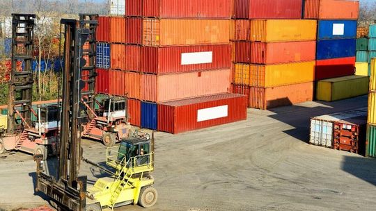 Nie tylko składowanie. Jakie usługi dodatkowe oferuje nowoczesny depot kontenerów?