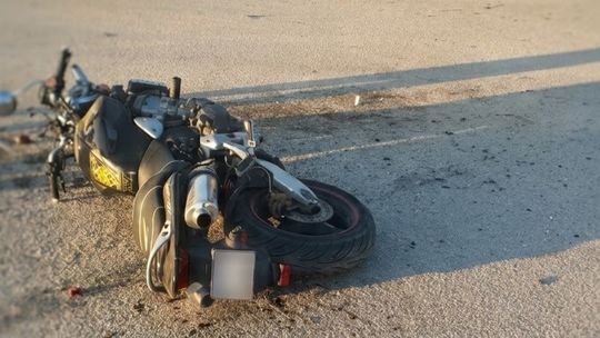 Nie ustąpił pierwszeństwa. Motocyklista ciężko ranny po zderzeniu z Fordem