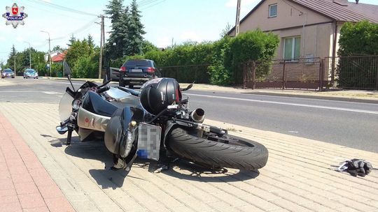 Nie ustąpiła pierwszeństwa. 18-latek na motocyklu uderzył w auto
