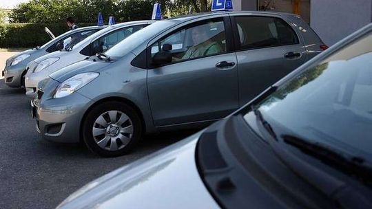 Nie wchodzą zmiany dla młodych kierowców. Został tylko zielony listek