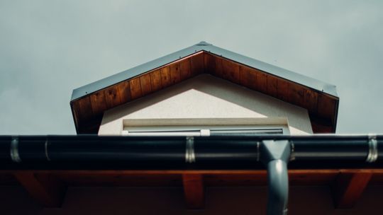 Nie wiesz jaki system rynnowy wybrać? Poznaj kilka istotnych kwestii  