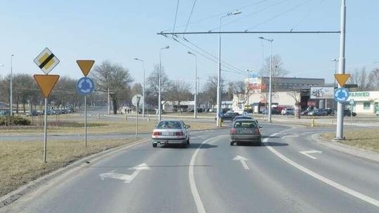 Nie włączył lewego kierunkowskazu przed wjazdem na rondo i oblał egzamin. Wygrał w sądzie