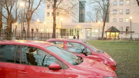 Nie wszędzie dostaje się mandat za parkowanie na trawniku. Tutaj pozwolił proboszcz