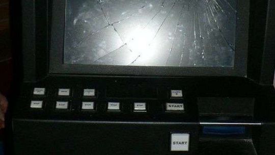 Nie wygrał więc rozbił automat i uciekł