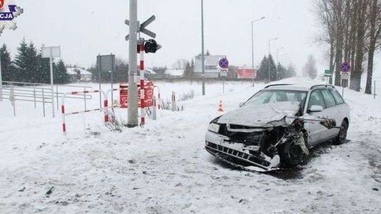 Nie wyhamował przed przejazdem kolejowym. Wjechał pod pociąg 