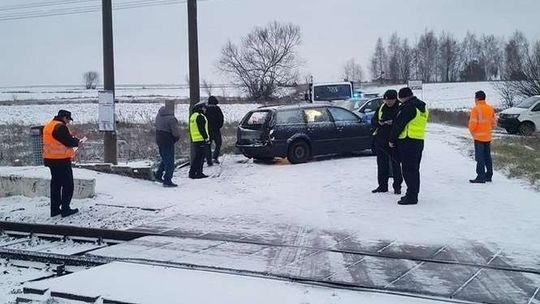 Nie wyhamował przed przejazdem. Zderzył się z pociągiem