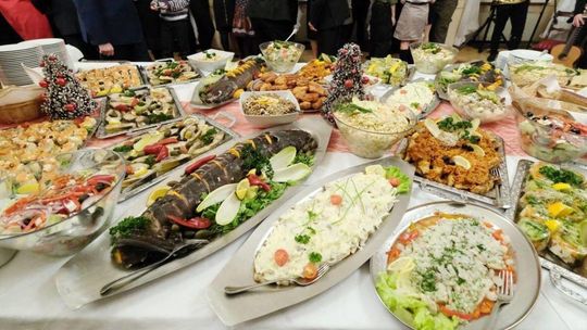 Nie wyrzucaj, podziel się. Gdzie oddać jedzenie po świętach? 