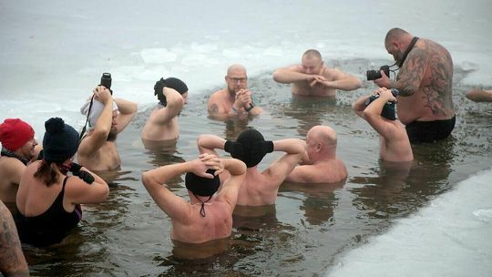 Nie za ciepło? Świąteczne morsowanie w Lublinie. Zdjęcia