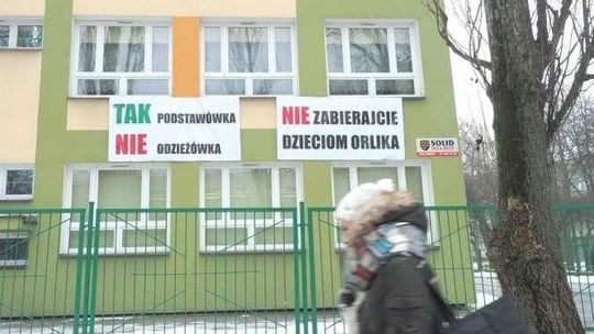 "Nie zabierajcie dzieciom Orlika". Nauczyciele przeciwko przeprowadzce szkół
