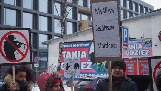 "Nie zabijaj". Protest przed siedzibą myśliwych w Lublinie. Jest odpowiedź [zdjęcia, wideo]
