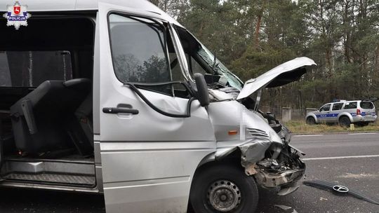 Nie zachował ostrożności i wjechał w jadącą przed nim ciężarówkę [zdjęcia]