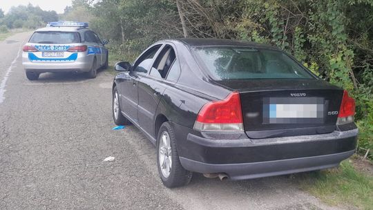 Nie zatrzymał się do kontroli. Uderzył w radiowóz i ruszył do ucieczki. W aucie miał morfinę i marihuanę