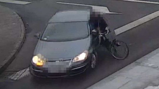 Nie zatrzymał się na "stopie" i potrącił rowerzystkę. Zobacz nagranie z wypadku