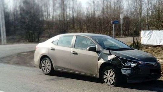 Nie zatrzymała się na "stopie". Wjechała wprost pod toyotę 