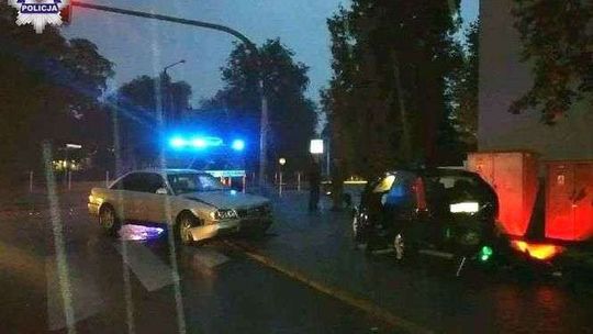 Nie zauważył czerwonego światła? Groźne zderzenie na skrzyżowaniu