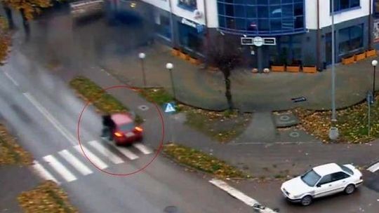 Nie zauważył pieszego na przejściu. Kamera nagrała moment potrącenia