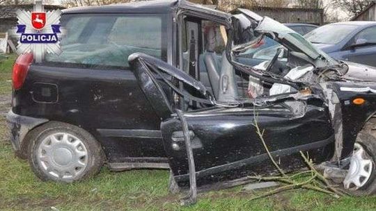 Nie zauważył przyczepy stojącej przy drodze. W ogóle nie powinien prowadzić