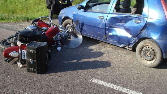 Nie zauważył, że jest wyprzedzany. Zderzył się z motocyklem