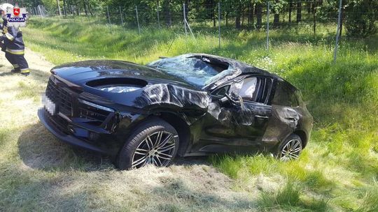 Nie zauważył, że ktoś go wyprzedza. Porsche dachowało