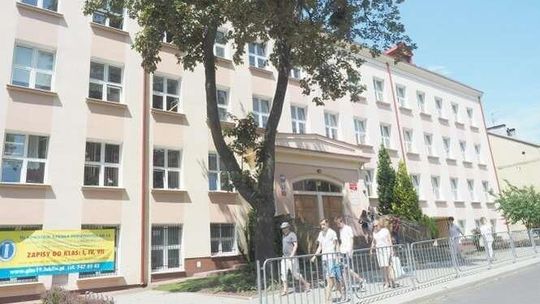 Nie zdali w gimnazjum, cofną się do podstawówki. "Dla syna to dramat!"