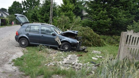 Nie zdążył skończyć kursu na prawo jazdy, a już staranował ogrodzenie