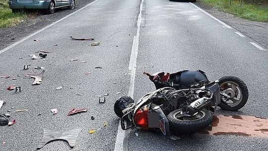 Nie zdążył wrócić na swój pas. Zderzenie osobówki ze skuterem