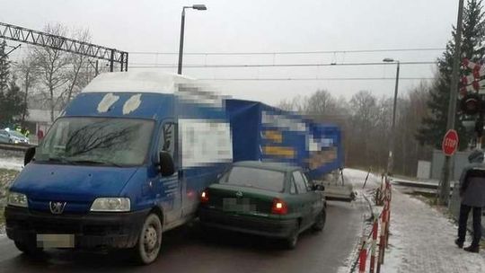Nie zdążył zjechać z torów, miał bardzo dużo szczęścia [foto]