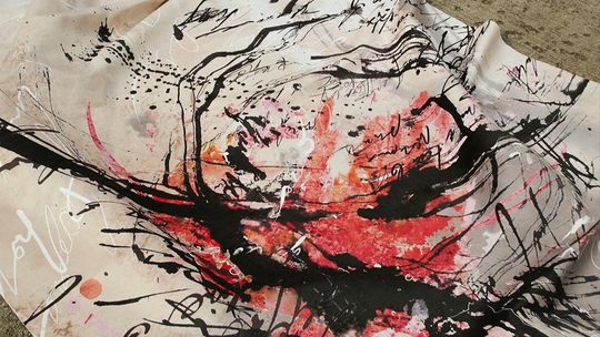 "Nie zdradzić całej, czasem bolesnej, tajemnicy" – wystawa Eweliny Orłowskiej w Galerii Po 111 Schodach