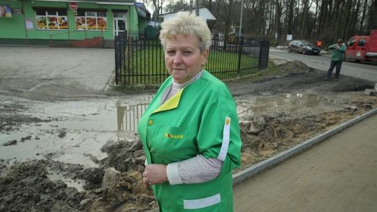 Nie zrobili im dojazdu do sklepu. Bo właścicielką jest żona radnego z opozycji?