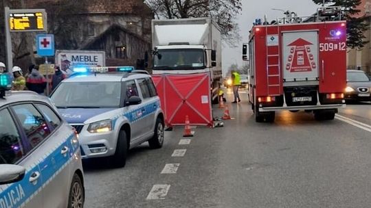 Nie żyje mężczyzna. Wpadł pod ciężarówkę