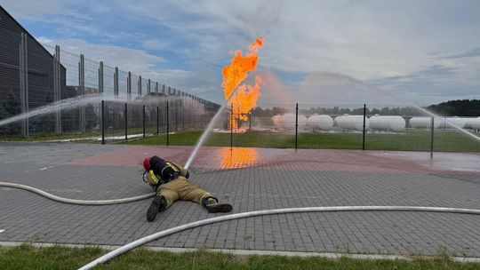 Niebezpieczna akcja gaśnicza. Płonęły pojemniki z gazem