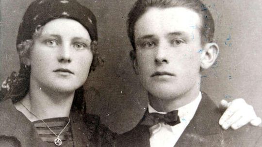 Niebezpieczna droga do domu z koszem i kotem. Dzieje rodziny Pawła Dzięgiela