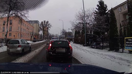Niebezpieczna sytuacja na drodze w Lublinie. Kierowca jechał pod prąd i niemal wjechał w pieszego [wideo]