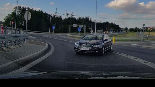 Niebezpieczna sytuacja na rondzie koło os. Borek. Skoda wjechała pod prąd [wideo]