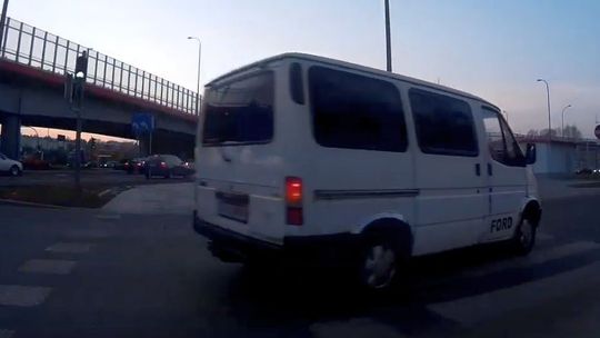 Niebezpieczna sytuacja w Lublinie. Policja: Kierowcy grozi surowy mandat [wideo]