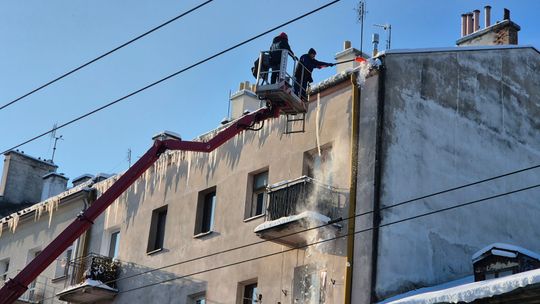 Niebezpieczne sople nad głowami. W Lublinie trwa ich usuwanie