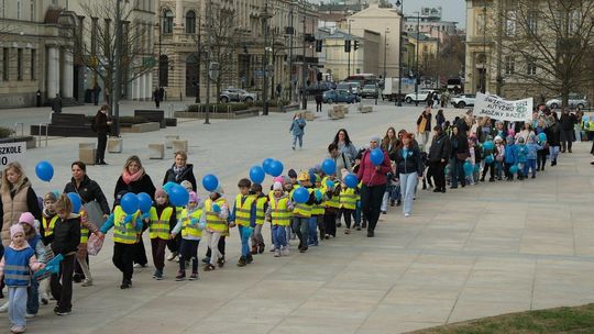 Niebieskie balony w centrum Lublina. Spacer solidarności z autystykami