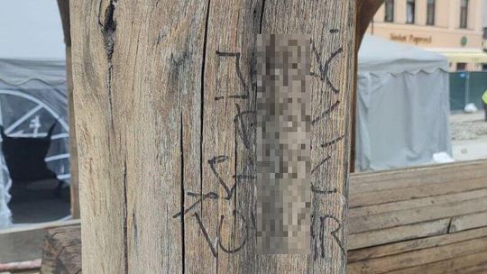 Niecenzuralne bazgroły na wyremontowanej studni na pl. Łuczkowskiego. W Chełmie będzie miejski monitoring