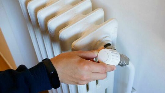 Niech nam zima lekką będzie. Bo będzie zimno w szkołach i ciemno w sklepach