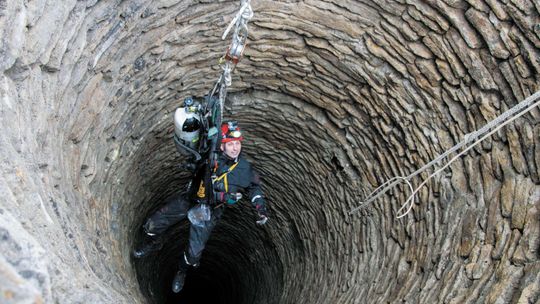 Niecodzienna akcja strażaków. 46 metrów w głąb studni